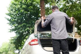 EO57S4-como-cambiar-los-amortiguadores-del-maletero